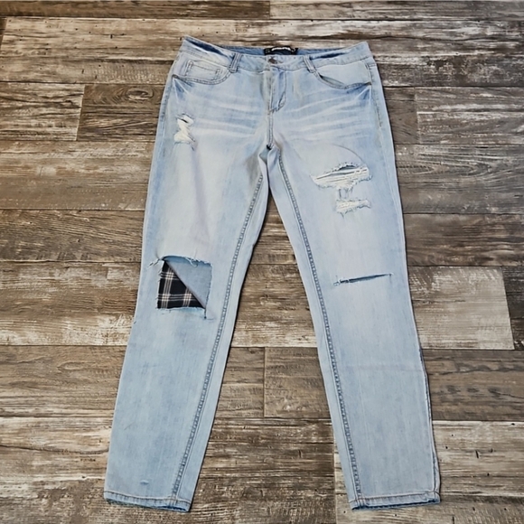 Dollhouse Denim - Dollhouse 13 Charley High-Rise Distressed Light Blue Jeans Juniors 13 RN114542